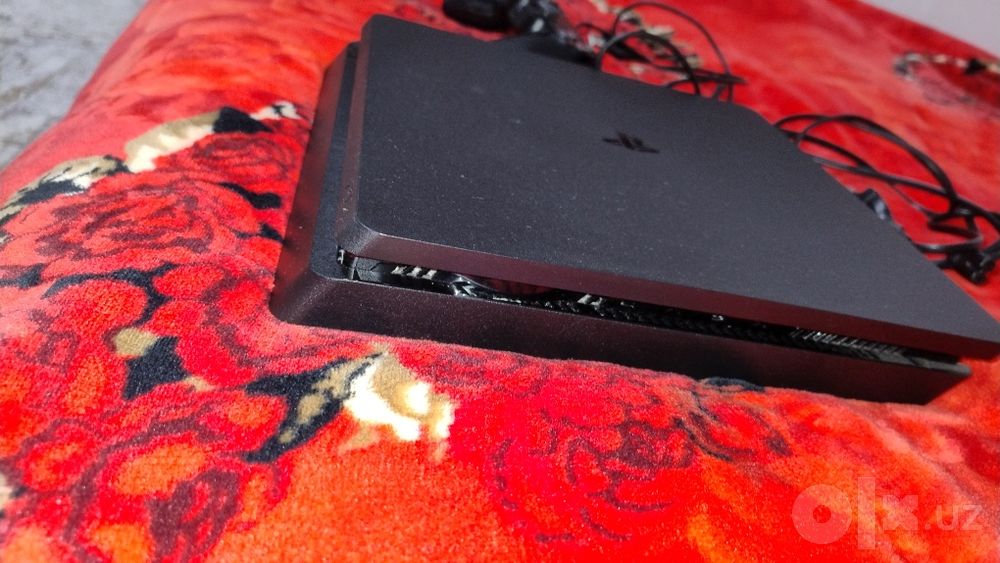 Playstation 4 slim ideal xolatda