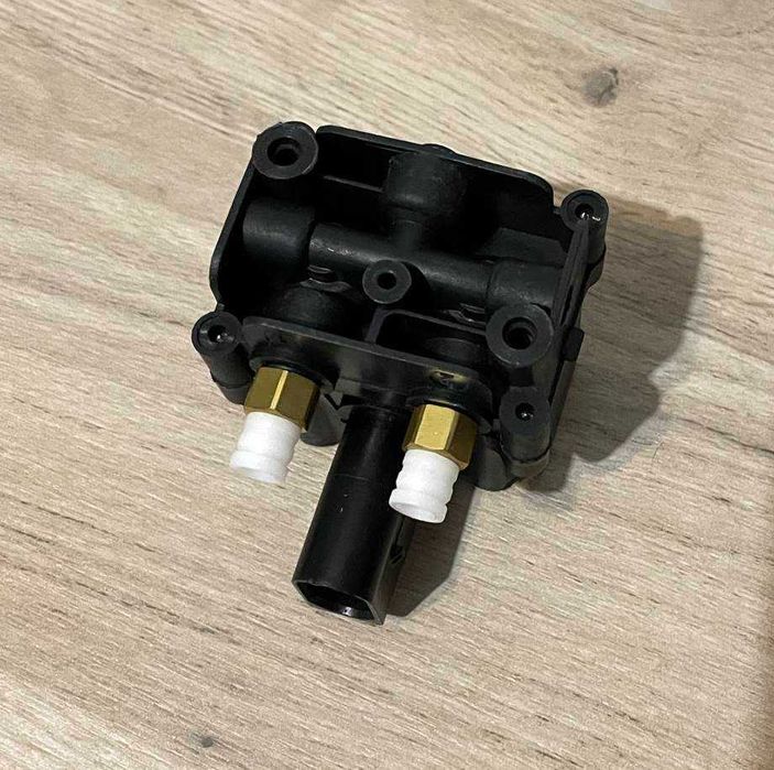 Solenoid/bloc valve suspensie aer pentru BMW E61, E70, E71