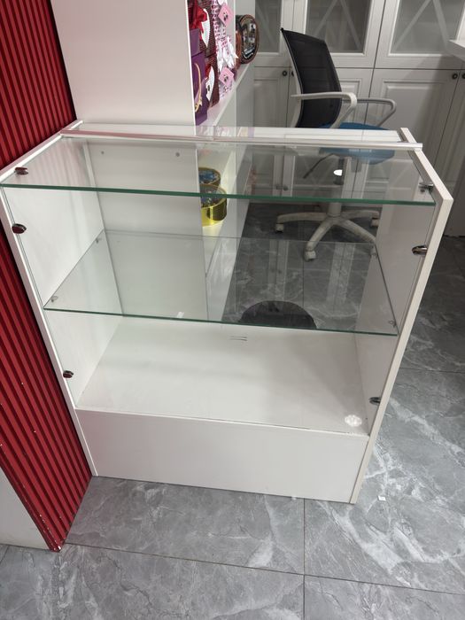 Витрина со стеклянными полками