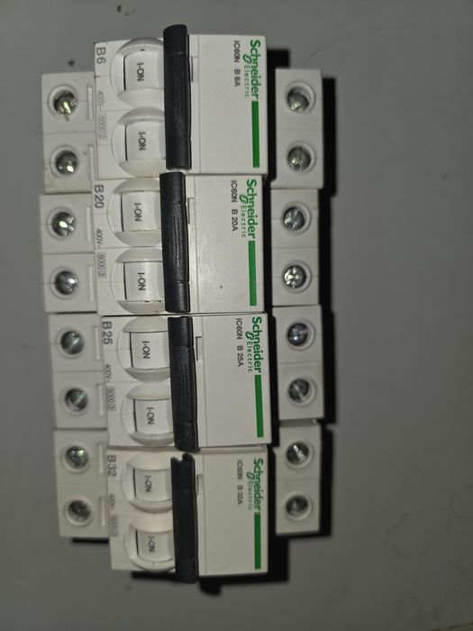 Set de 4 siguranțe automate bipolare Schneider Electric iC60N.