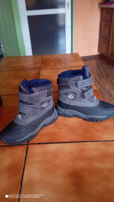 Продавам боти за момче