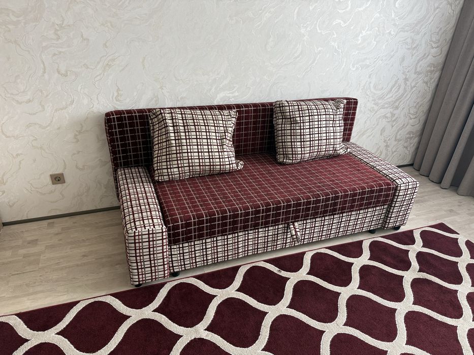 Диван ковер матрацы в отличном состоянии