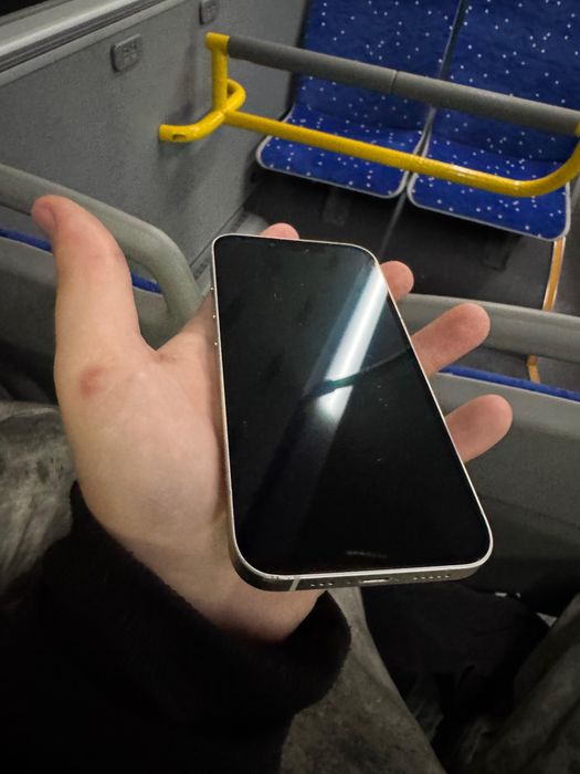Продам б/у IPhone 13 в хорошем состоянии