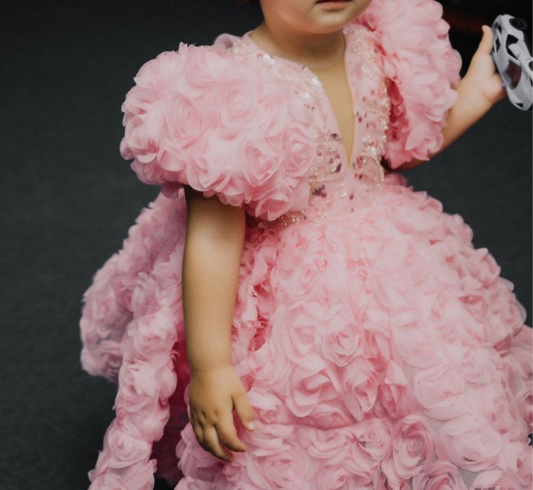 Продам шикарное платье на девочку.