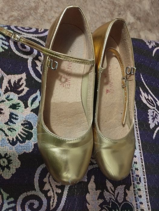 Туфли для танцев золотые