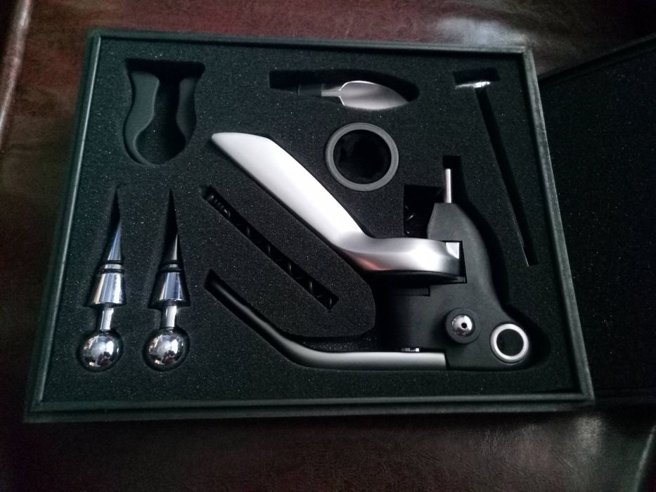 Set accesorii pentru vin:tirbușon,dopuri etc