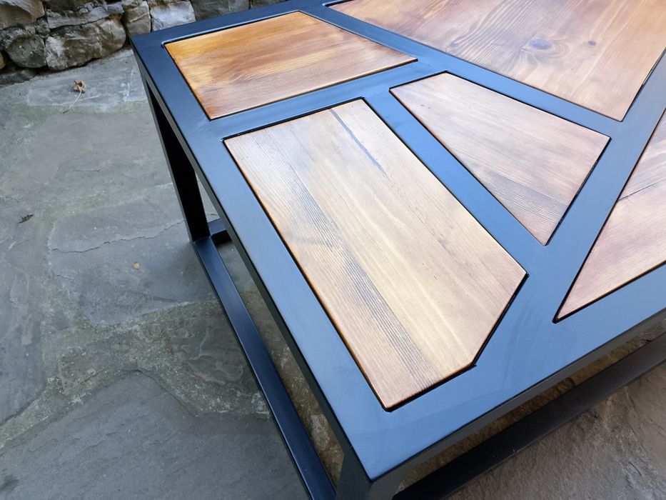 Холна маса от прахово боядисан профил и дърво