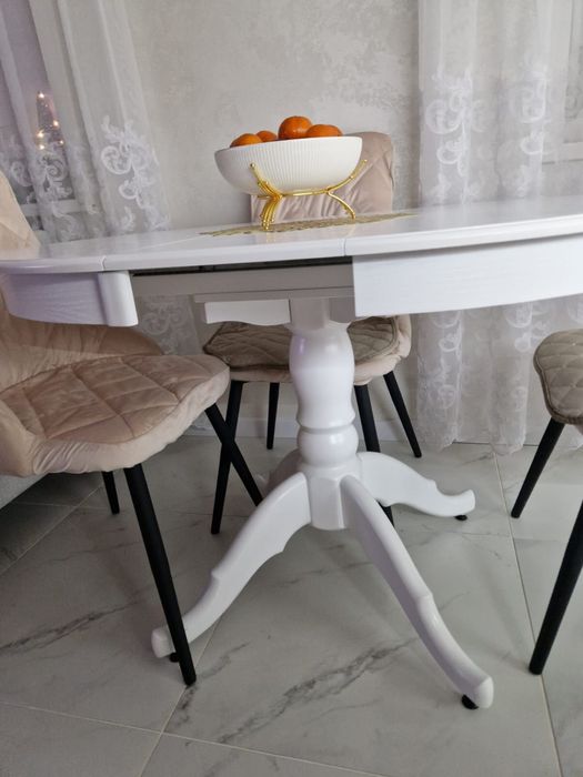 Белый стол в идеальном состоянии