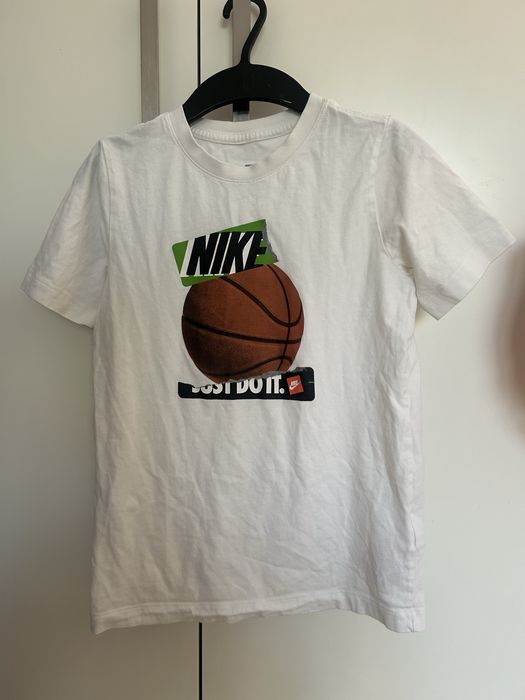 Продавам оригинална детска тениска Nike, размер M (137-147 см) – Като нова без следи от употреба!