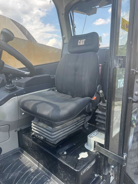 Телескопичен товарач Caterpillar TH337C