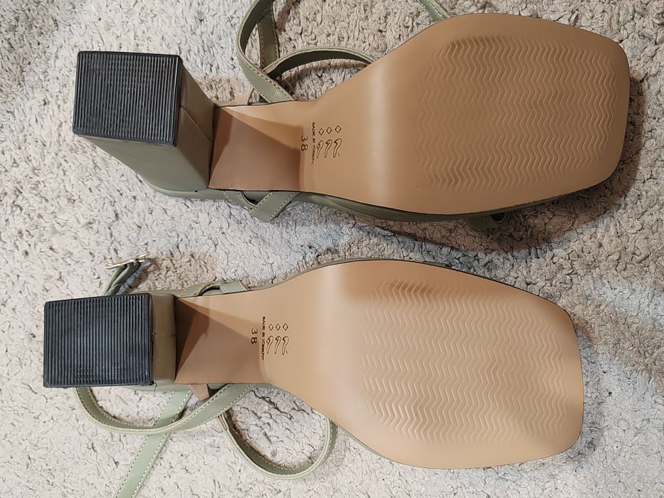 Sandale cu toc patrat înalt