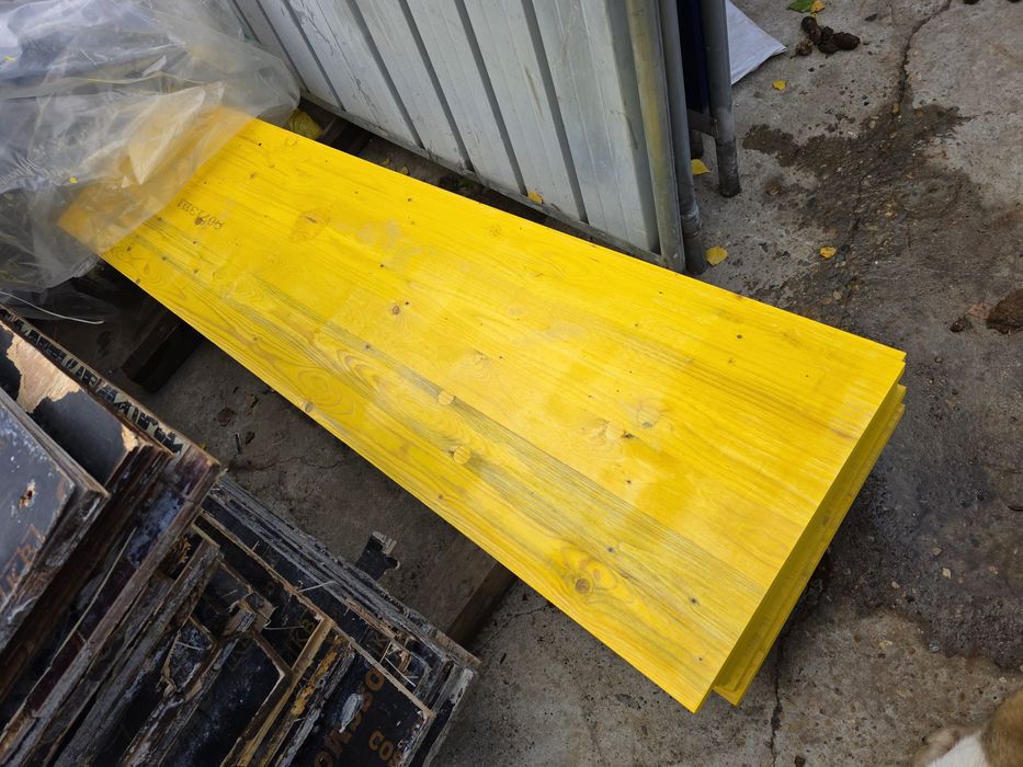 Продажба на жълти кофражни платна.