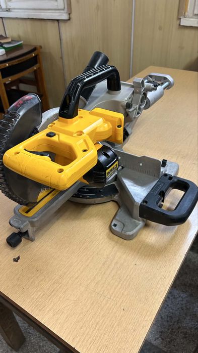 Потапящ циркуляр с Герунг DEWALT 18W
