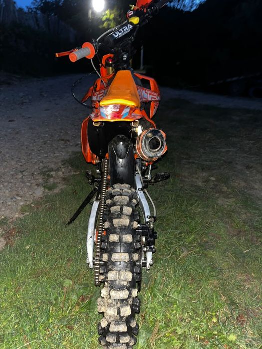 Moto cross cu cască scimb cu animale