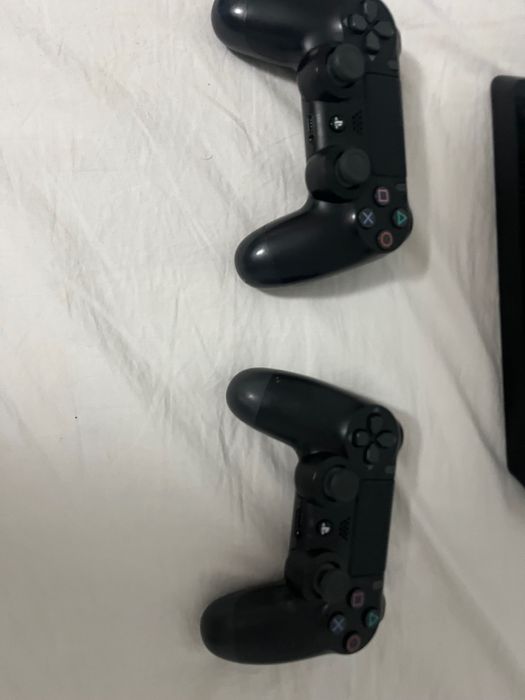 Продавам ps4 slim 1tb