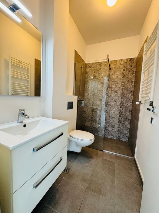 Închiriere apartament 3 camere, curte, loc de parcare, nemobilat