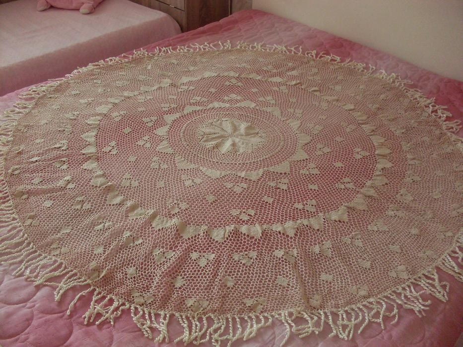 Ръчно изработена покривка за кръгла маса