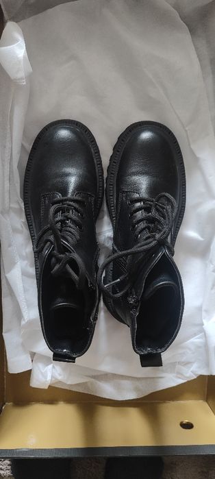 Продам кроссовки женские