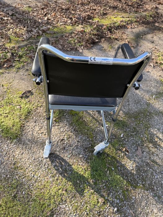 Тоалетен инвалиден стол