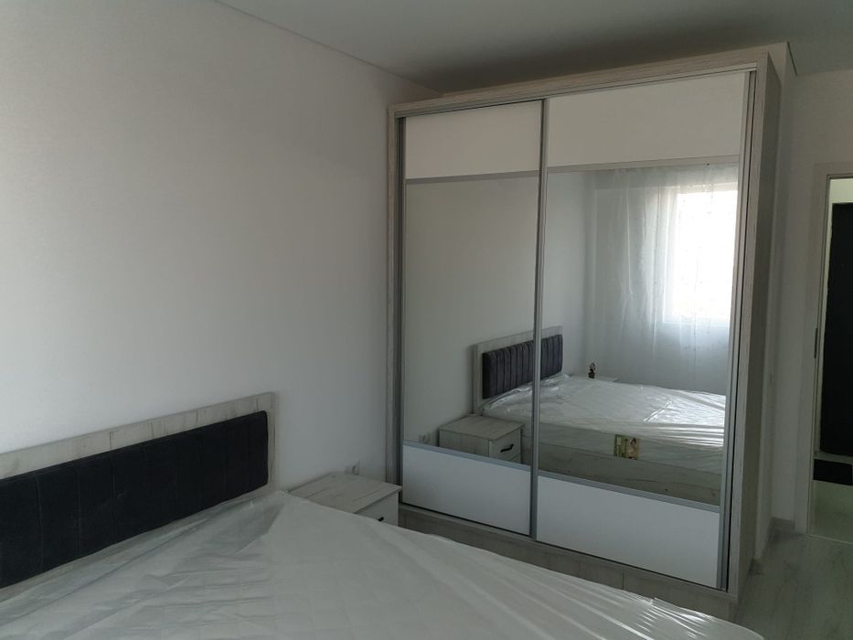 închiriez apartament