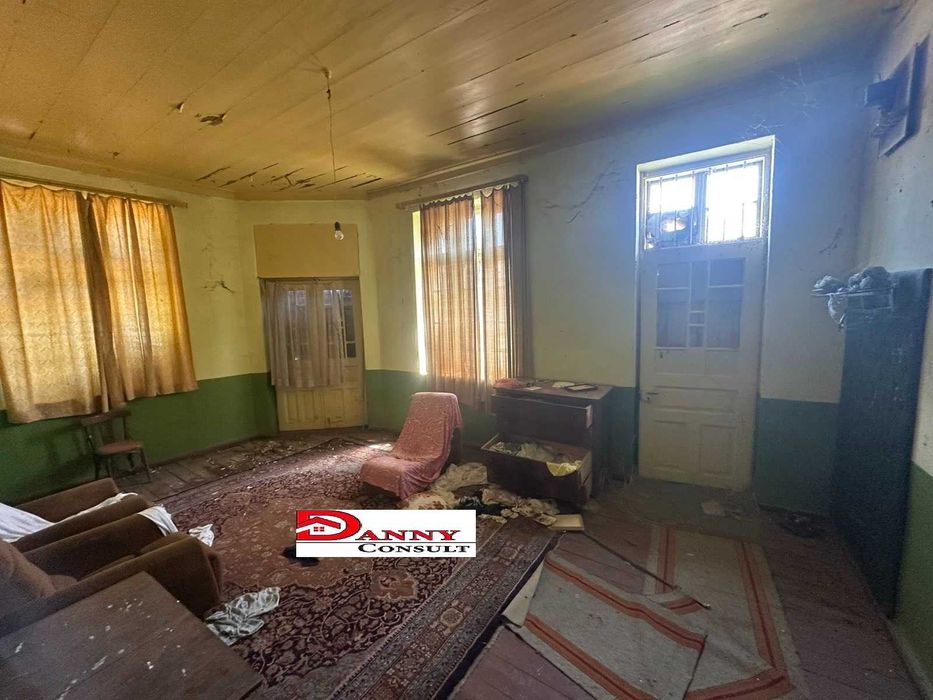 Къща със 7480 кв.м. двор в с. Дъскот, общ. Павликени