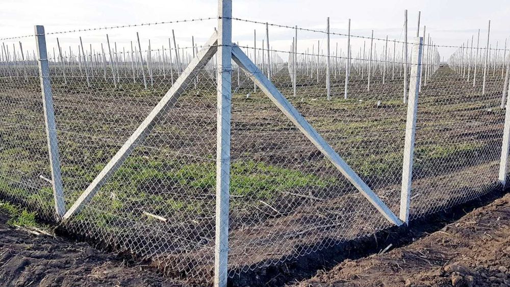 Garduri si stalpi spalieri din beton armat pentru imprejmuiri