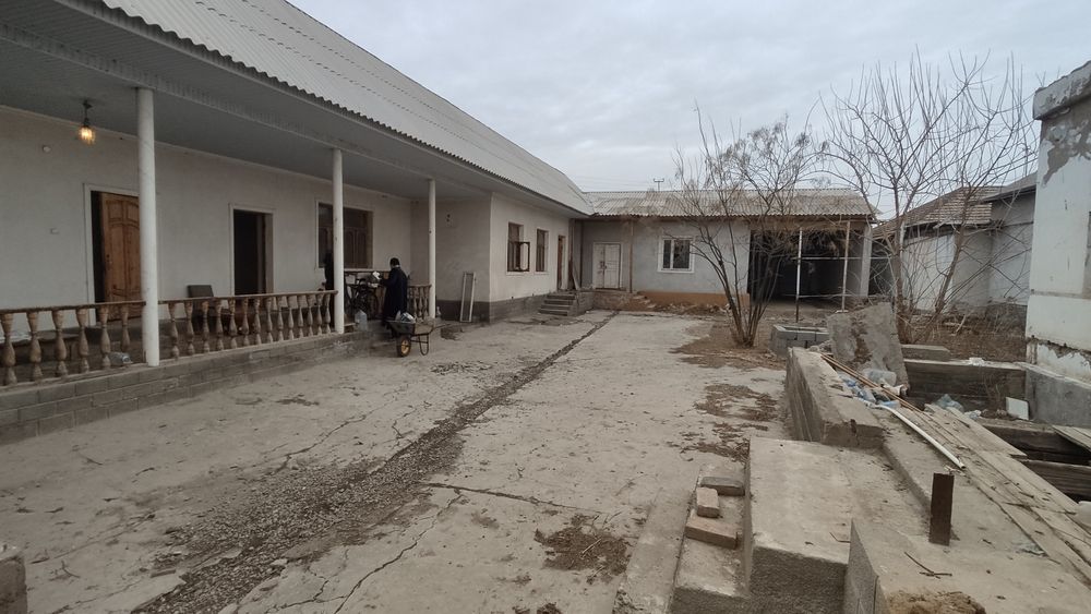 Xovli uy sotiladi srochna