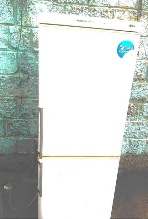 Холодильник LG в хорошем состоянии