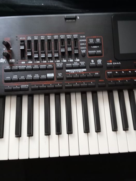 Vând korg pa 4 76 de clape