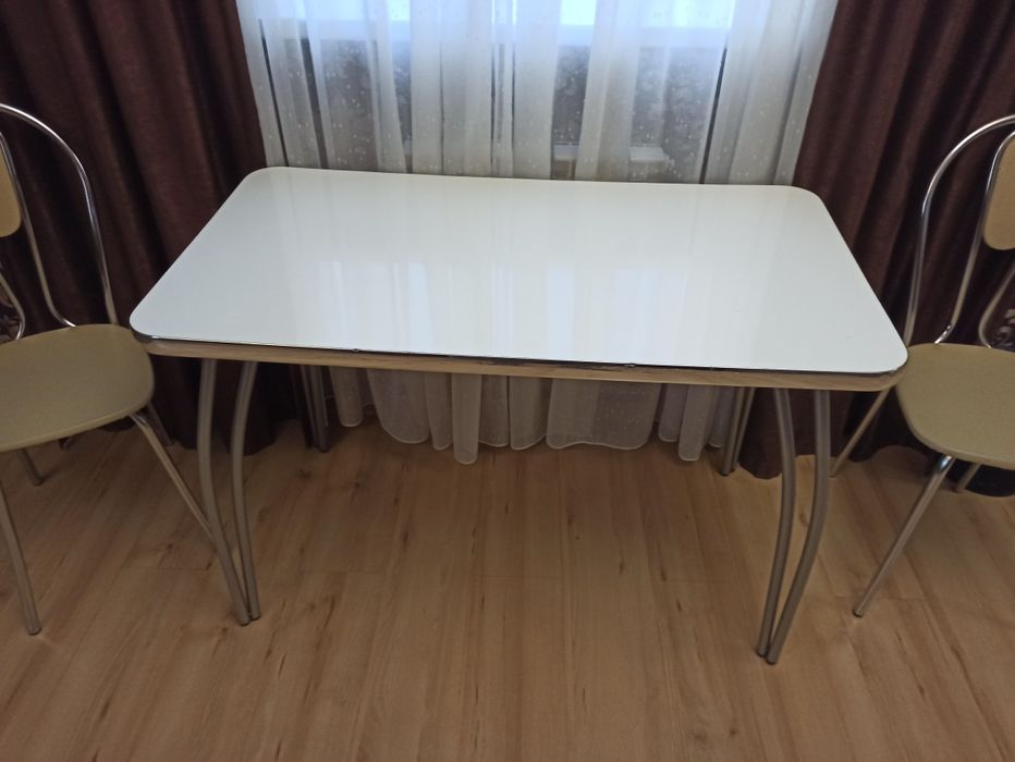 Стол со стульями