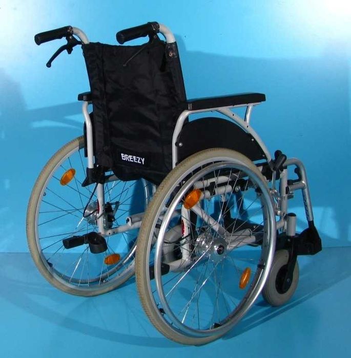 Scaun cu rotile invalizi Breezy - latime sezut 43 cm