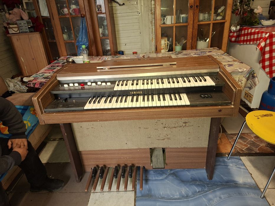 Vând pian electric perfect funcționează