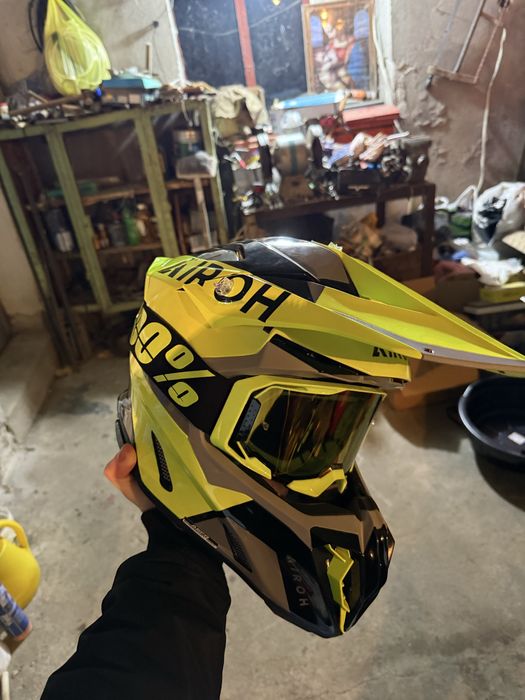 Каска размер S чисто нова комплект с очилата!