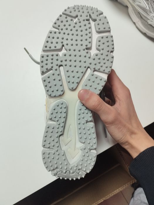 Спортивные кроссовки