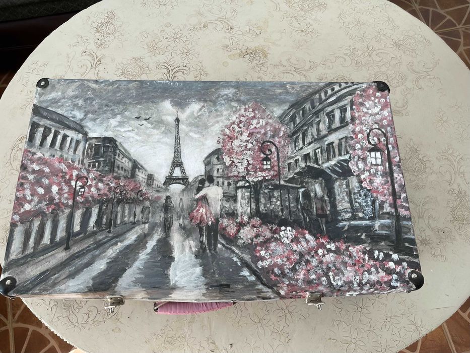 Интерьерный чемодан