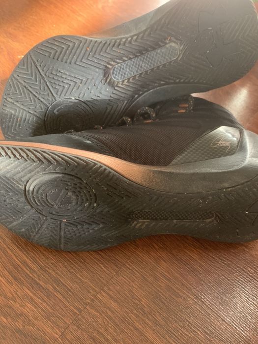 Продам демисезонные кроссовки Under Armour