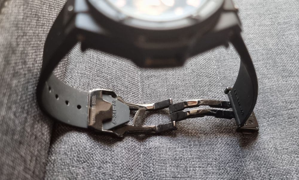 Часовник Хублот кварцов механизъм и с здрав метален корпус