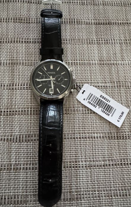 Продавам часовник Fossil в много добро състояние, с нормални следи от употреба. 10 ATM