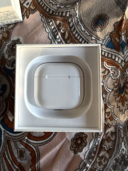 Apple AirPods 4 – В гаранция към iStyle – Пълен комплект