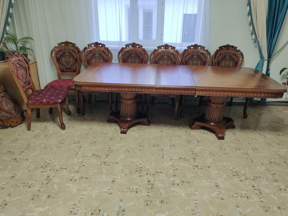 Стол со стульями