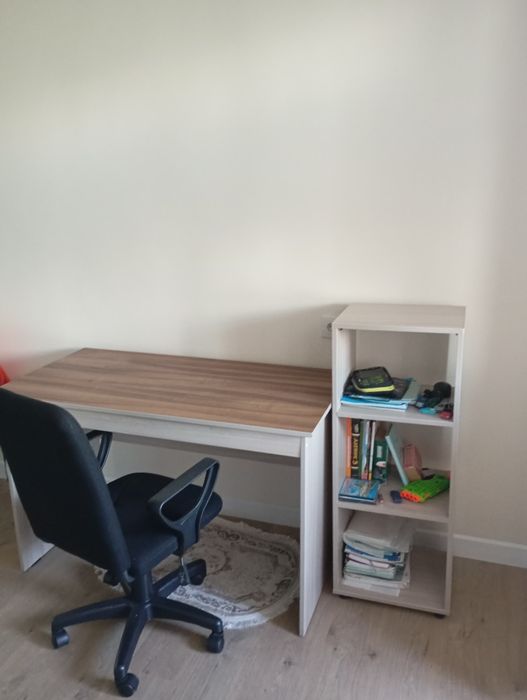 Срочно Стол. Кресло.Стелажж