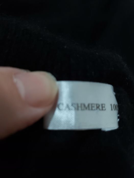 Pulover din casmir cu gulerul pe gât