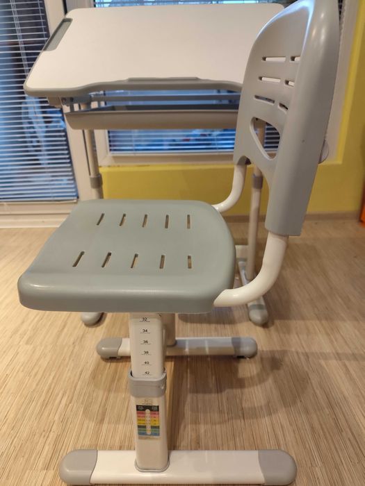 Продавам детско ергономично бюро