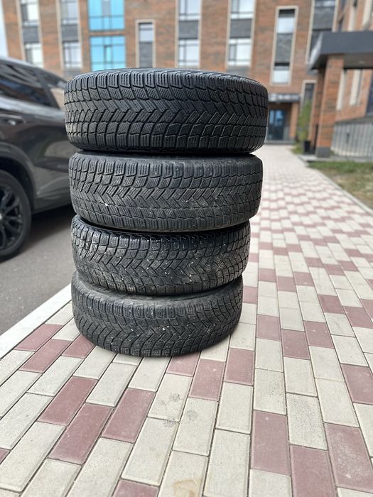 Продам Комплект Оригинальных Дисков с резиной