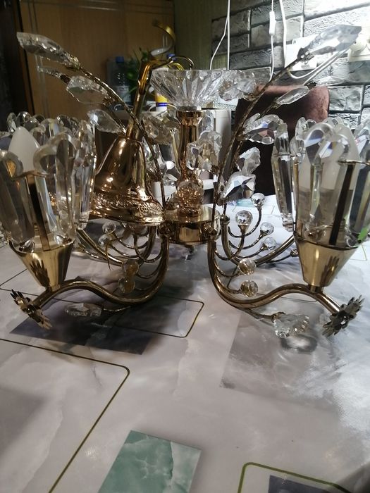 Срочно продам люстру