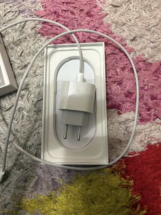 Продам айфон 16 128