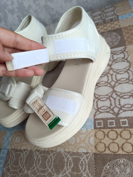 Продам босоножки новые