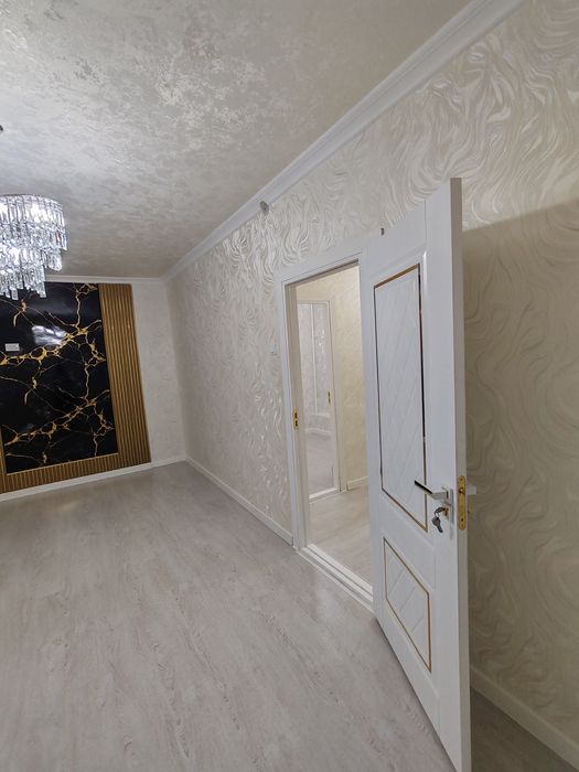 Микрорайонда 3 этажда 1хона 2хона килинган квартира срочна сотилади