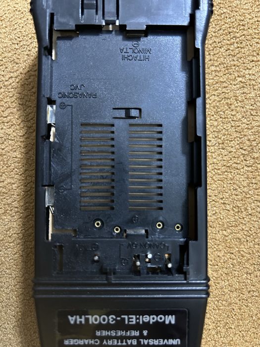 Универсальное зарядное , подходит под 15 фирм