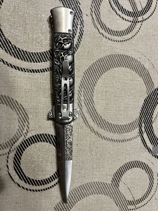 Сгъваем нож с черепи